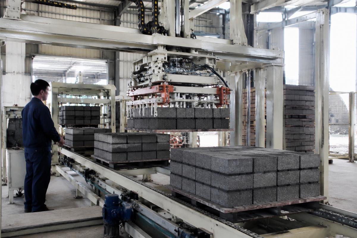 Robotic block handling and pallet management Automatic block stacking system